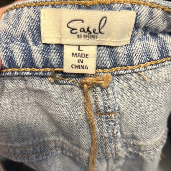 Easel Women's Mid-Rise Washed Denim Distress Shorts, Size Large - Picture 4 of 10